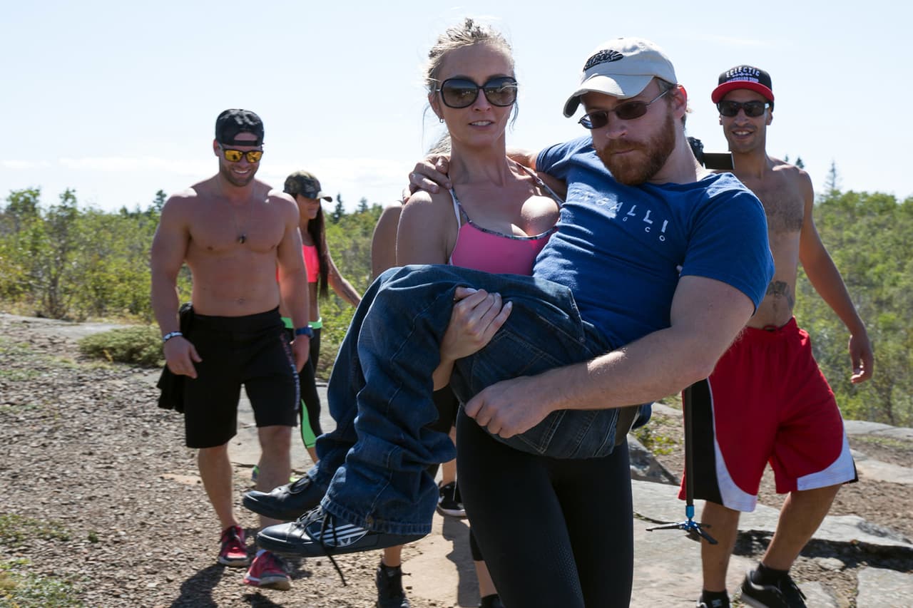Afortunadamente eran bastantes en el grupo, lo que hacía mucho más fácil el proceso de moverlo.