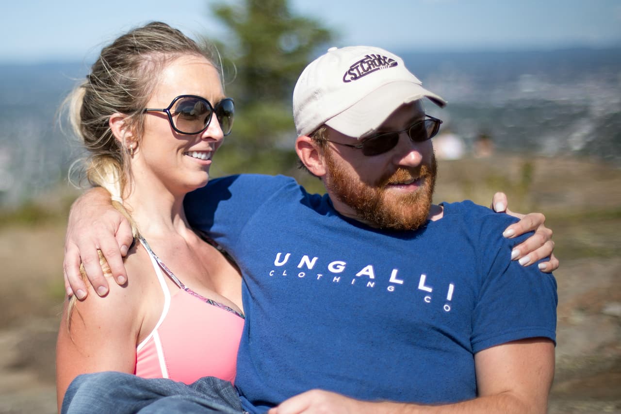 Pronto salieron de la maleza y se empezaron a turnar para llevar a Jeff en brazos.