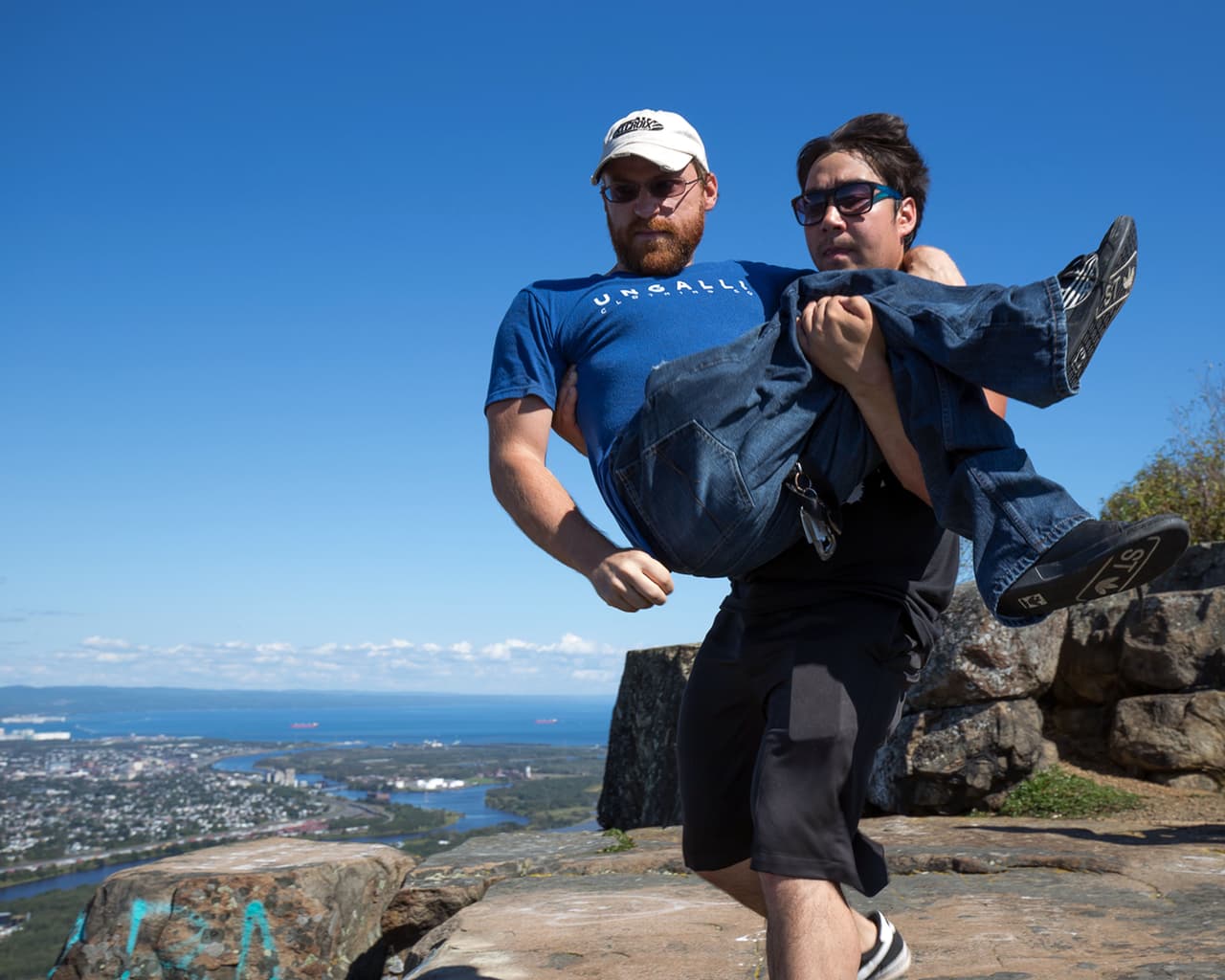 Cuando llegaron bastante alto, Jeff pidió que lo bajaran para disfrutar del lugar donde estaba.