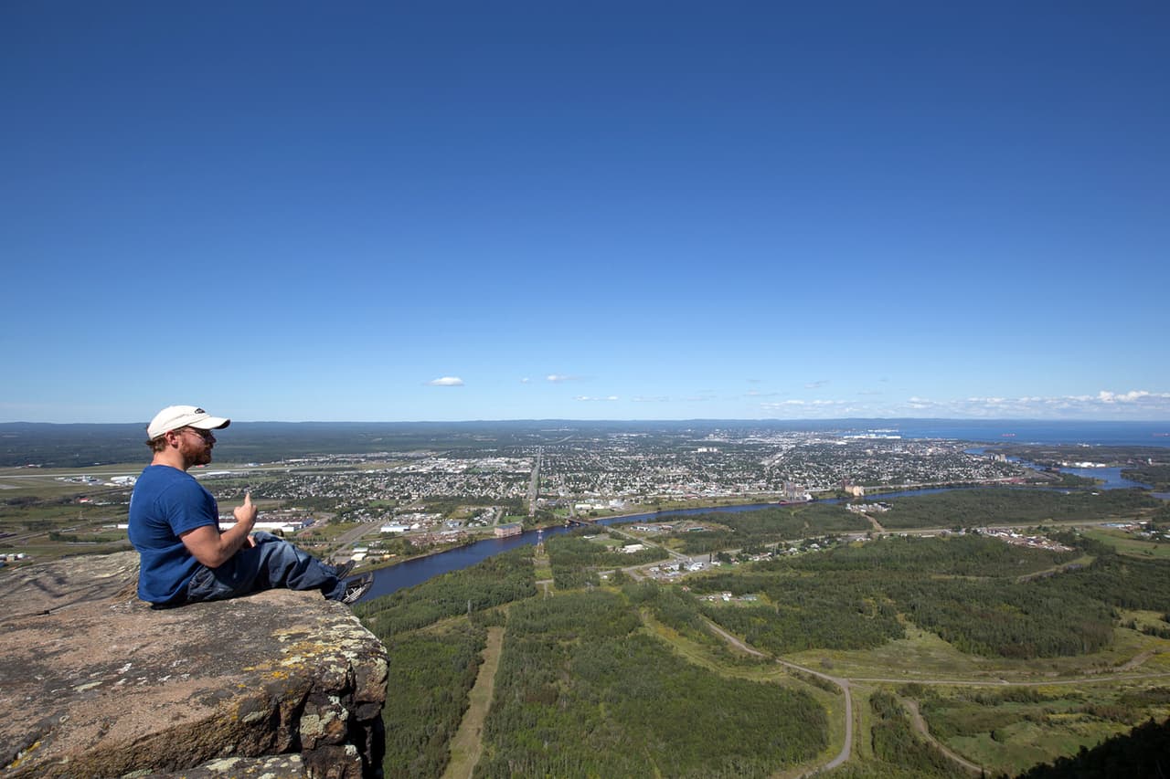 Un día él dijo que quería subir una montaña y ver las espectaculares vistas que podría ofrecer.