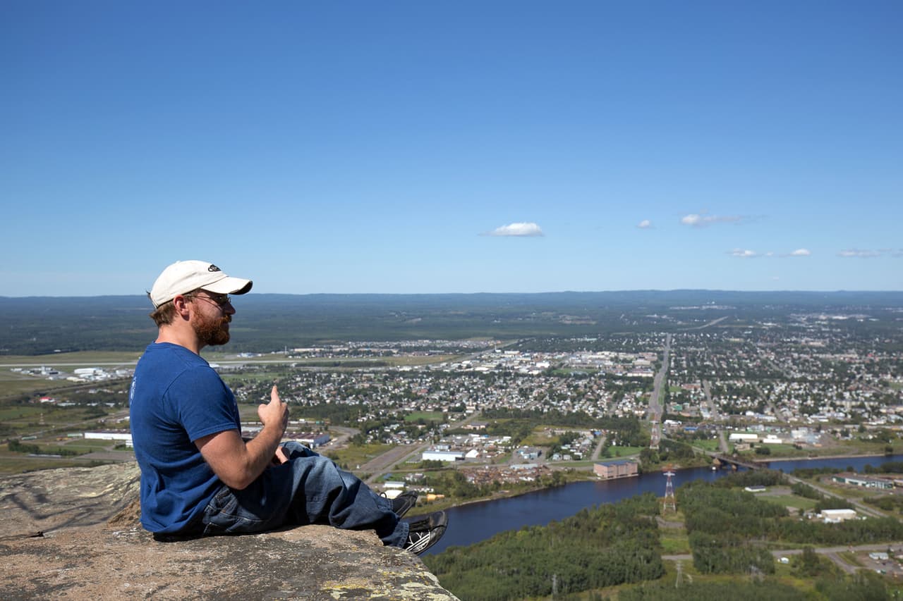 Esto lo obligó a usar una silla de ruedas prácticamente toda su vida.
