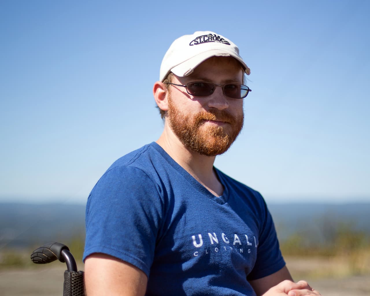 Él es Jeff Carlson y nació con una condición llamada espina bífida.