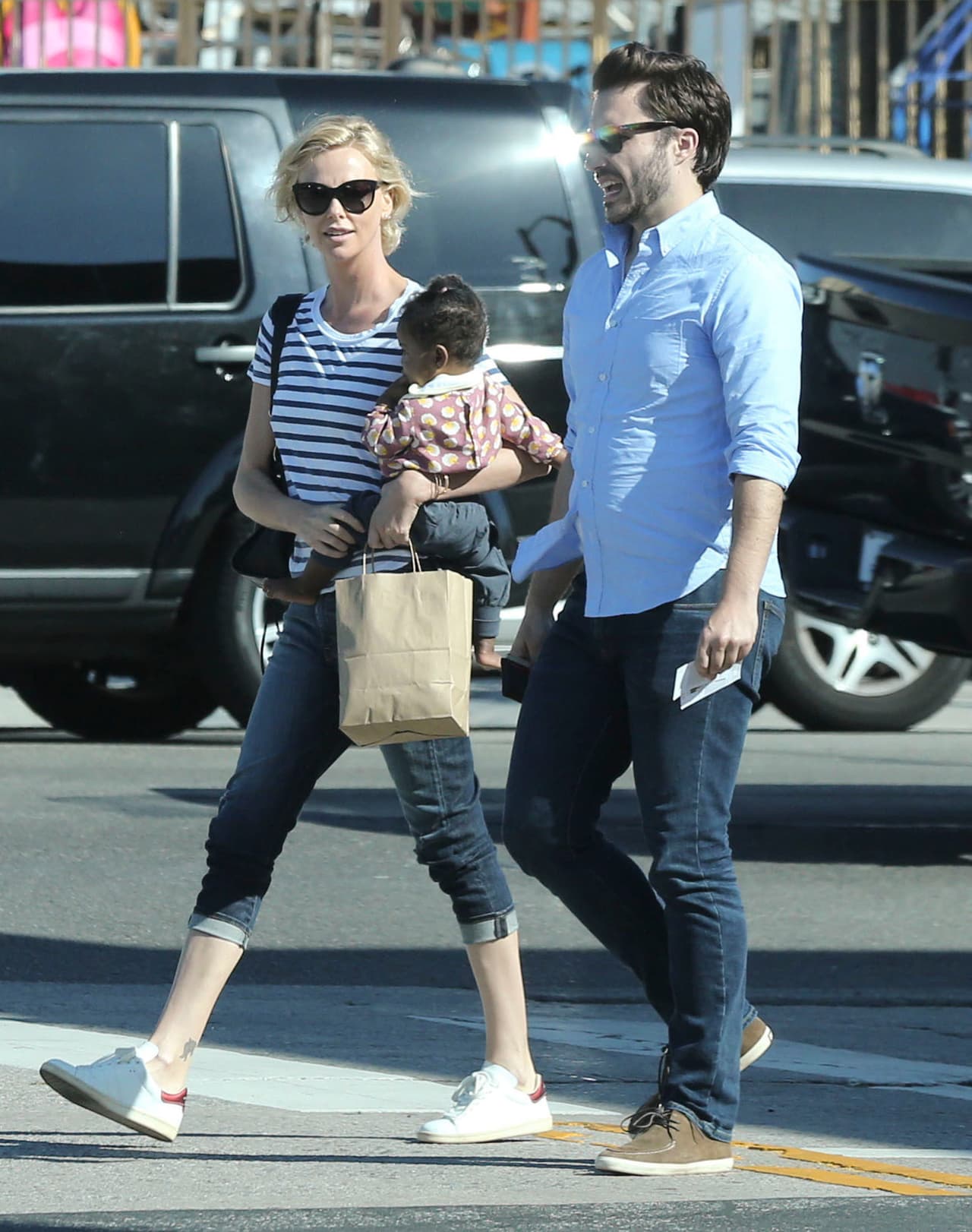 Muy casual, salió a comer con este señor...