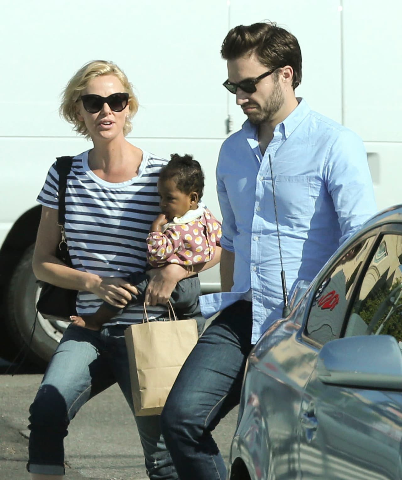 ¡Uy, Charlize! ¿Con quién andas?