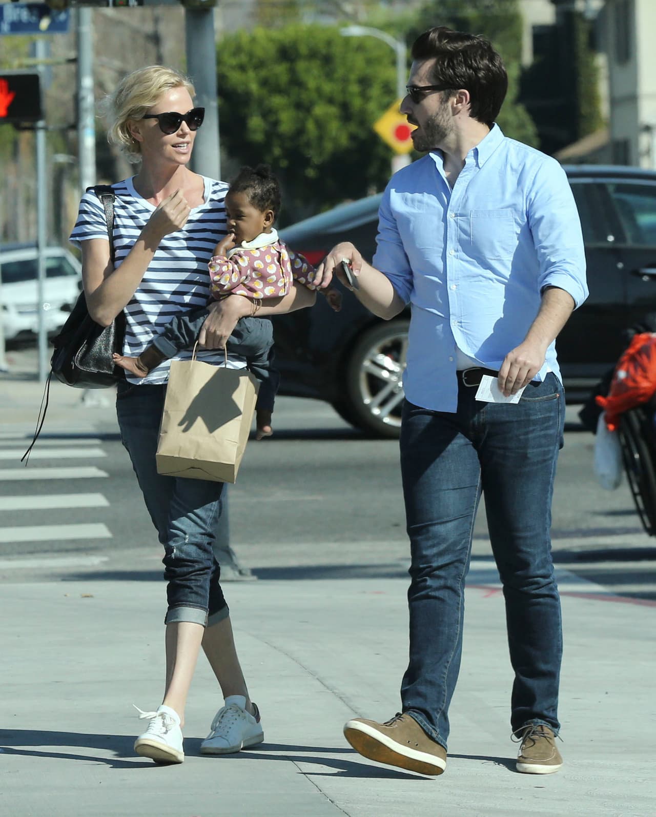 Ella estuvo feliz platicando con su amigo.