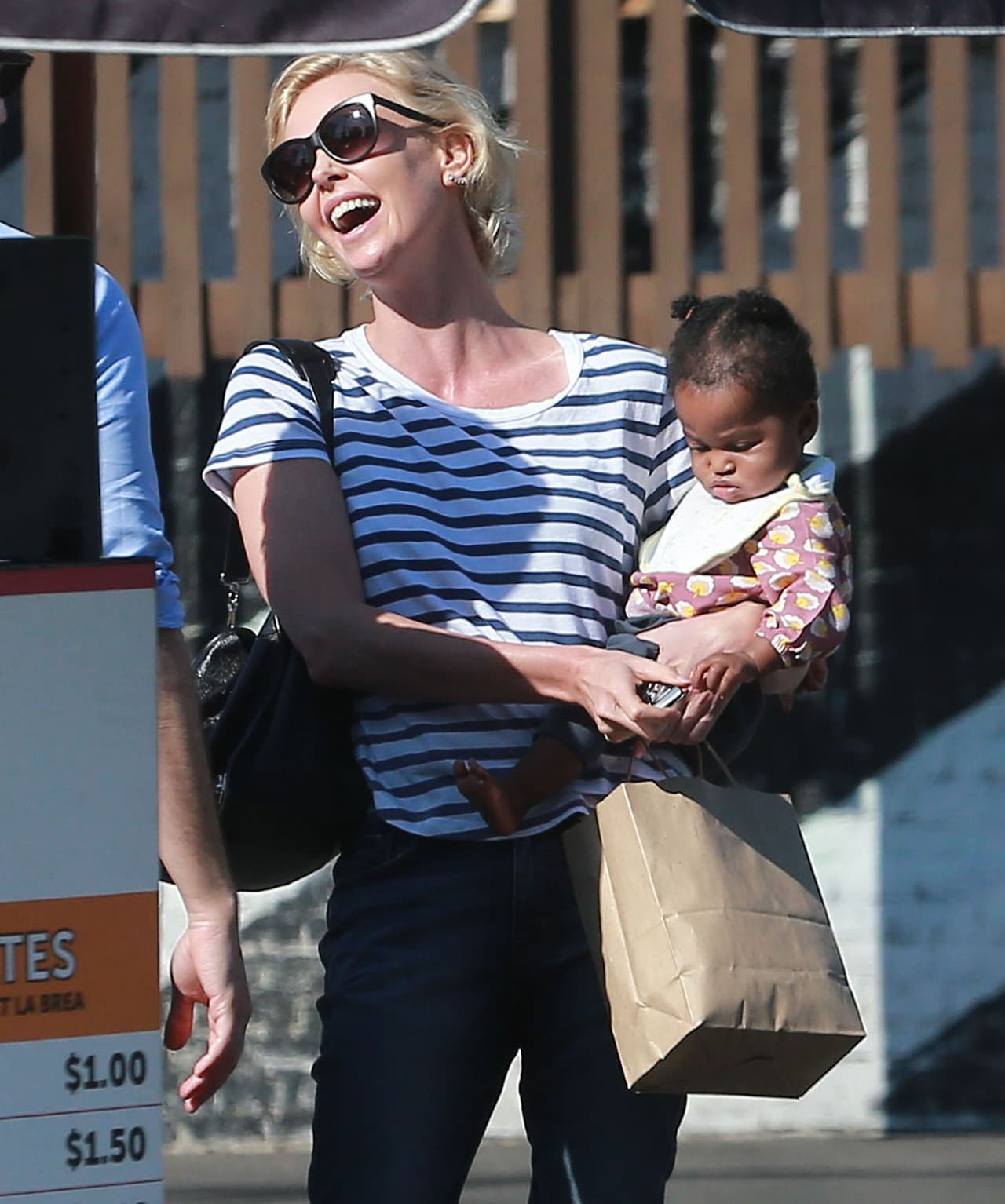 Charlize rió y rió con su acompañante.