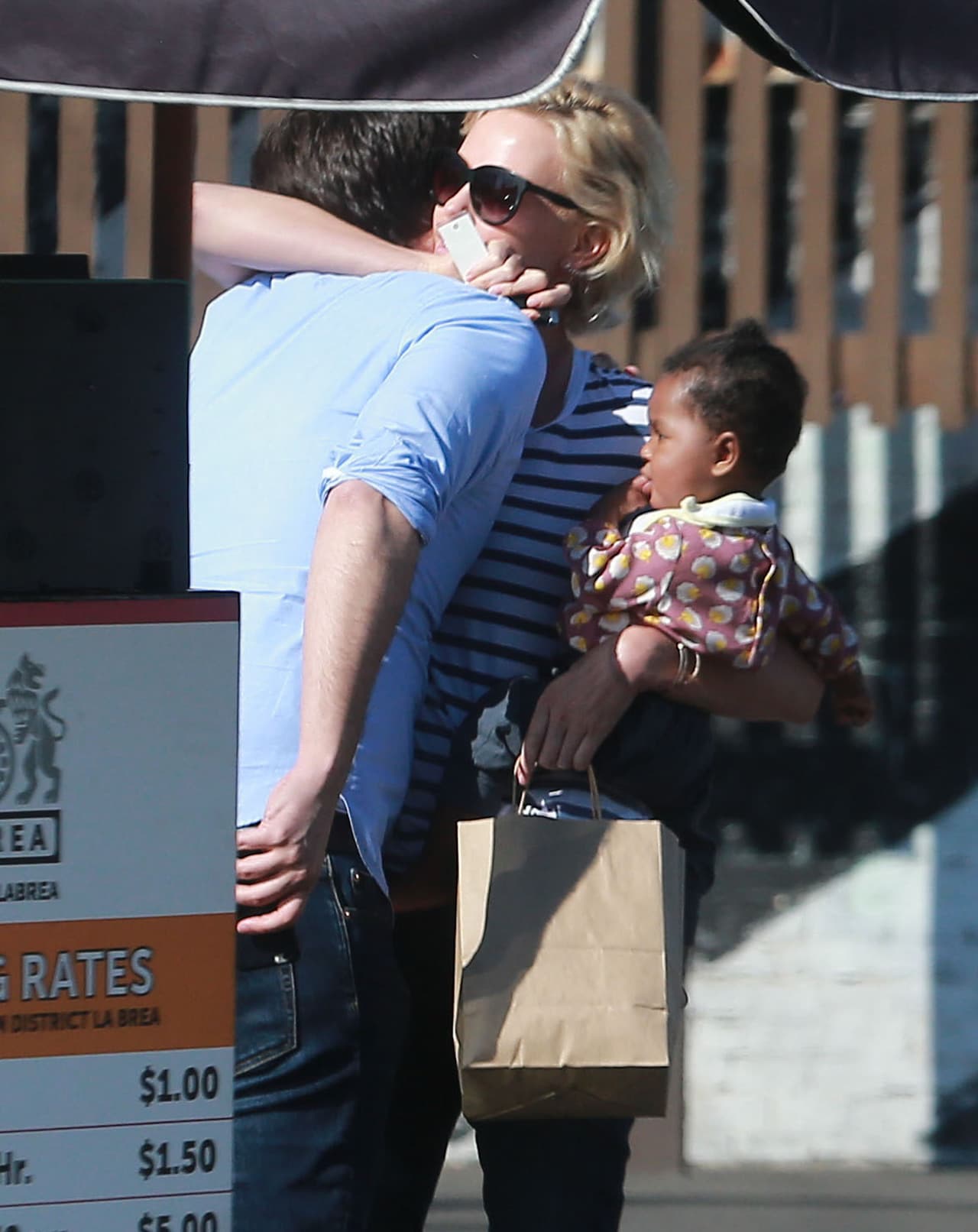 Se despidieron con un beso y abrazo.