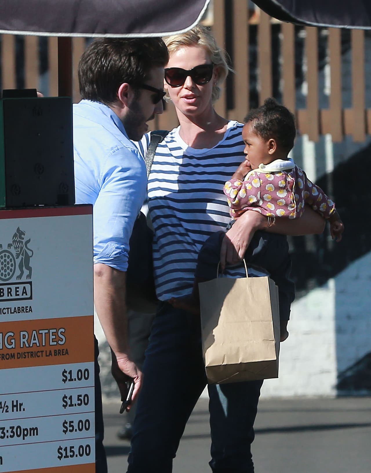 También zapatillas cómodas y una blusa a rayas.