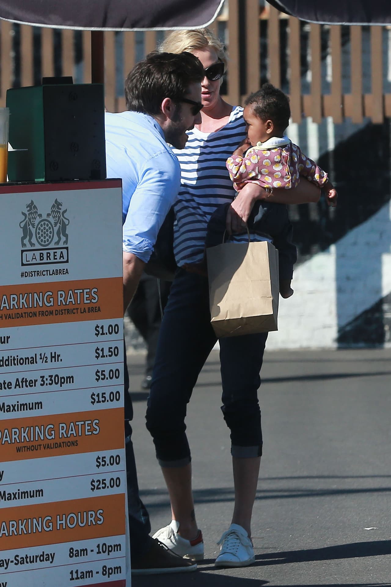 El hombre estaba encantado con la pequeñita.