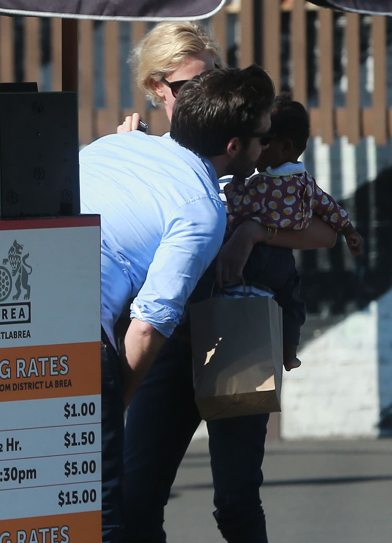 Le dio un pequeño besito en la mejilla.