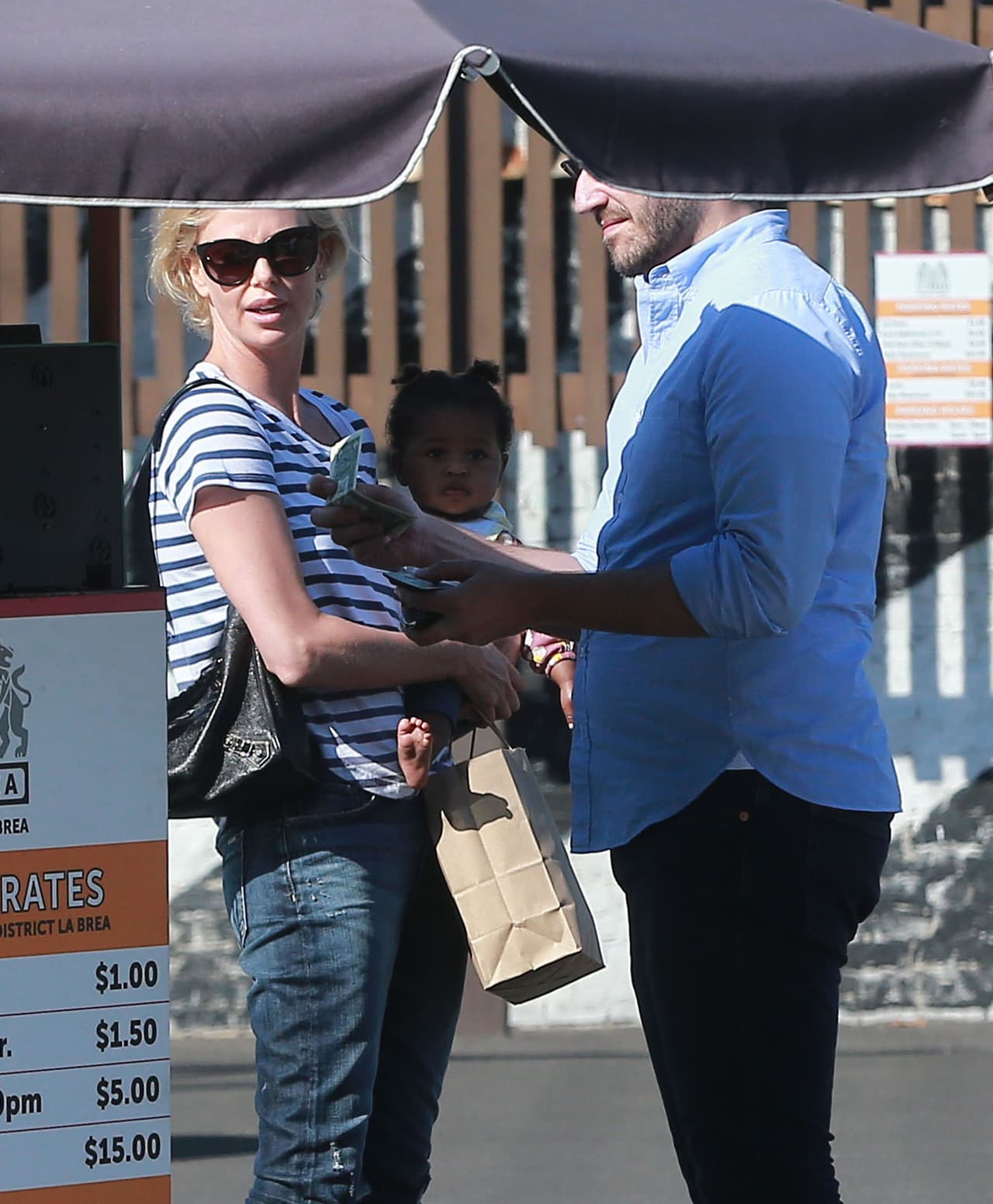 Llegaron al valet parking por su auto.