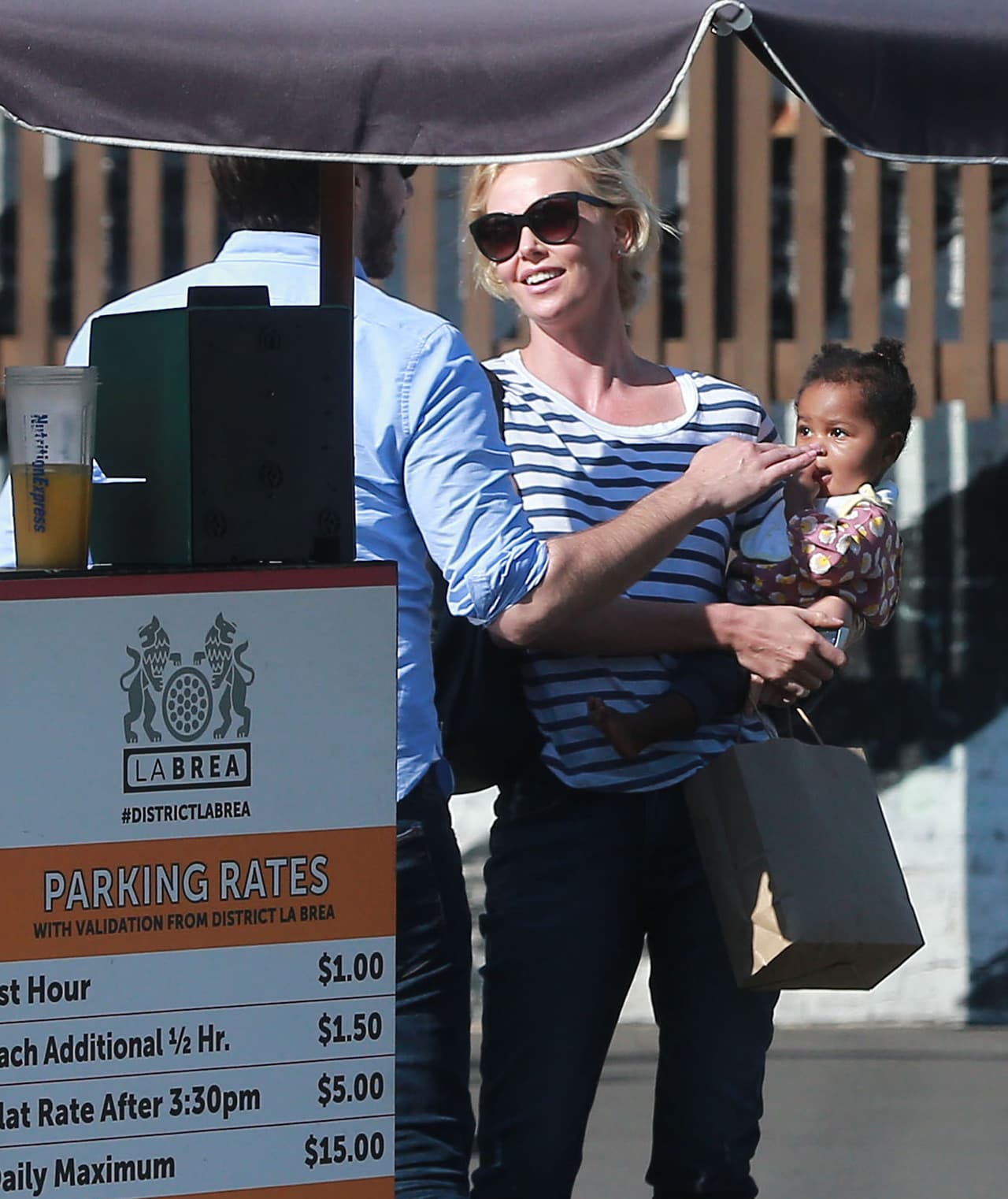 Un día antes, Charlize era todo glamour en el Oscar.