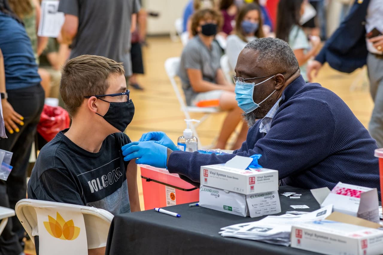 La actualización del panel de control de covid-19 este lunes 16 de agosto reporta 2,400 nuevos casos y ninguna muerte. Las vacunas funcionan. Casi todos los nuevos contagios y prácticamente todas las hospitalizaciones y muertes que ocurren en este momento se encuentran entre quienes no están completamente vacunados, según el Departamento de Salud de Arizona (AZDHS).