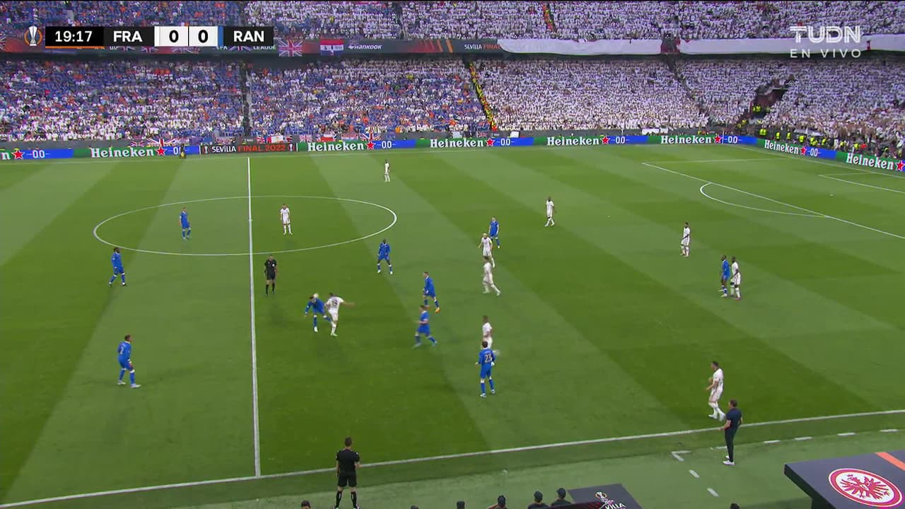 ¡TIRO ATAJADO! disparo por Ansgar Knauff.