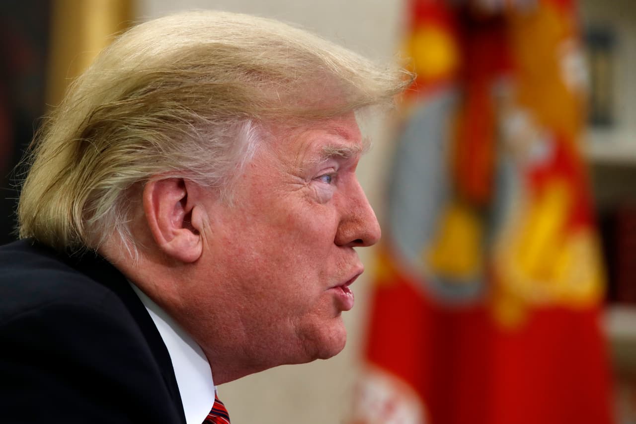 Trump ya había dicho en agosto que congelaría sueldos de empleados federales a partir de enero.