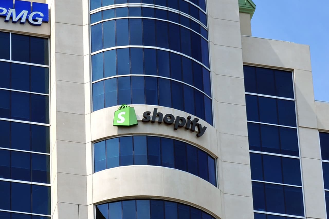 <b>Shopify.</b> En mayo, esta compañía de ventas en línea anunció que estaba en transición para convertirse en una empresa "digital por defecto". Eso significa que incluso si la empresa reabre sus oficinas en 2021, la mayoría de los empleados trabajarán de forma remota de forma permanente. Según Tobi Lütke, CEO de la compañía “la centralidad en la oficina se acabó”.
<br>