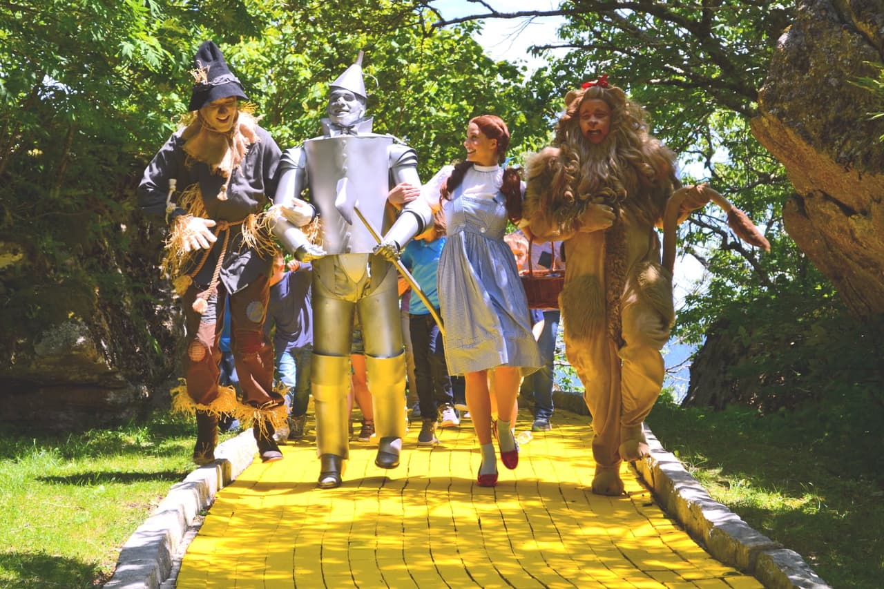 <b><a href="https://www.landofoznc.com/" target="_blank">Land of Oz Theme Park (Beech Mountain)</a>. </b>Alguna vez fue un bullicioso parque temático dedicado más al libro original del Mago de Oz que a la película. Ahora, es un camino de ladrillos amarillos olvidado. El parque temático Mago de Oz se encuentra en silencio en el lado de Beech Mountain. Una vez al año, las calles de Emerald City se iluminan para el Evento Otoño en Oz.