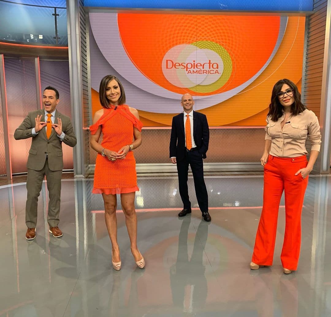 ¿Qué tal aquí los chicos, juntos pero con la respectiva distancia, luciendo en naranjita?