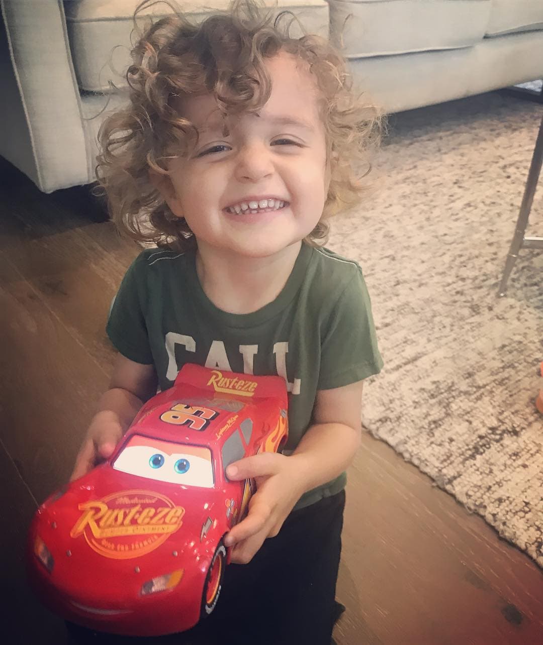 "Podríamos decir que "alguien" está más que feliz con este #sphero", escribió el galán de telenovelas en Instagram.