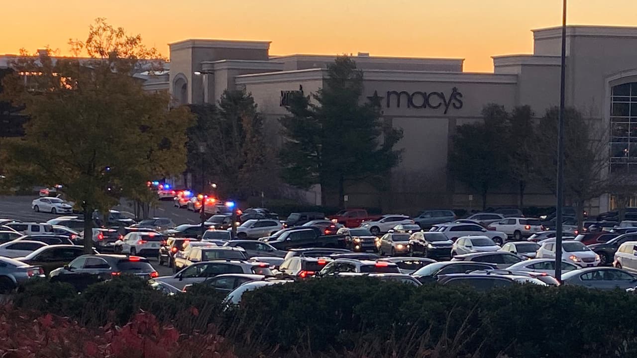 El incidente se registró el viernes de 'Black Friday' a las 3:23 p.m. en el segundo piso del centro comercial 
<b><a href="https://www.streetsatsouthpoint.com/en.html" target="_blank">The Streets at Southpoint</a> </b>en Durham, Carolina del Norte. Varios residentes debieron permanecer dentro de las tiendas mientras las autoridades investigaban lo ocurrido.