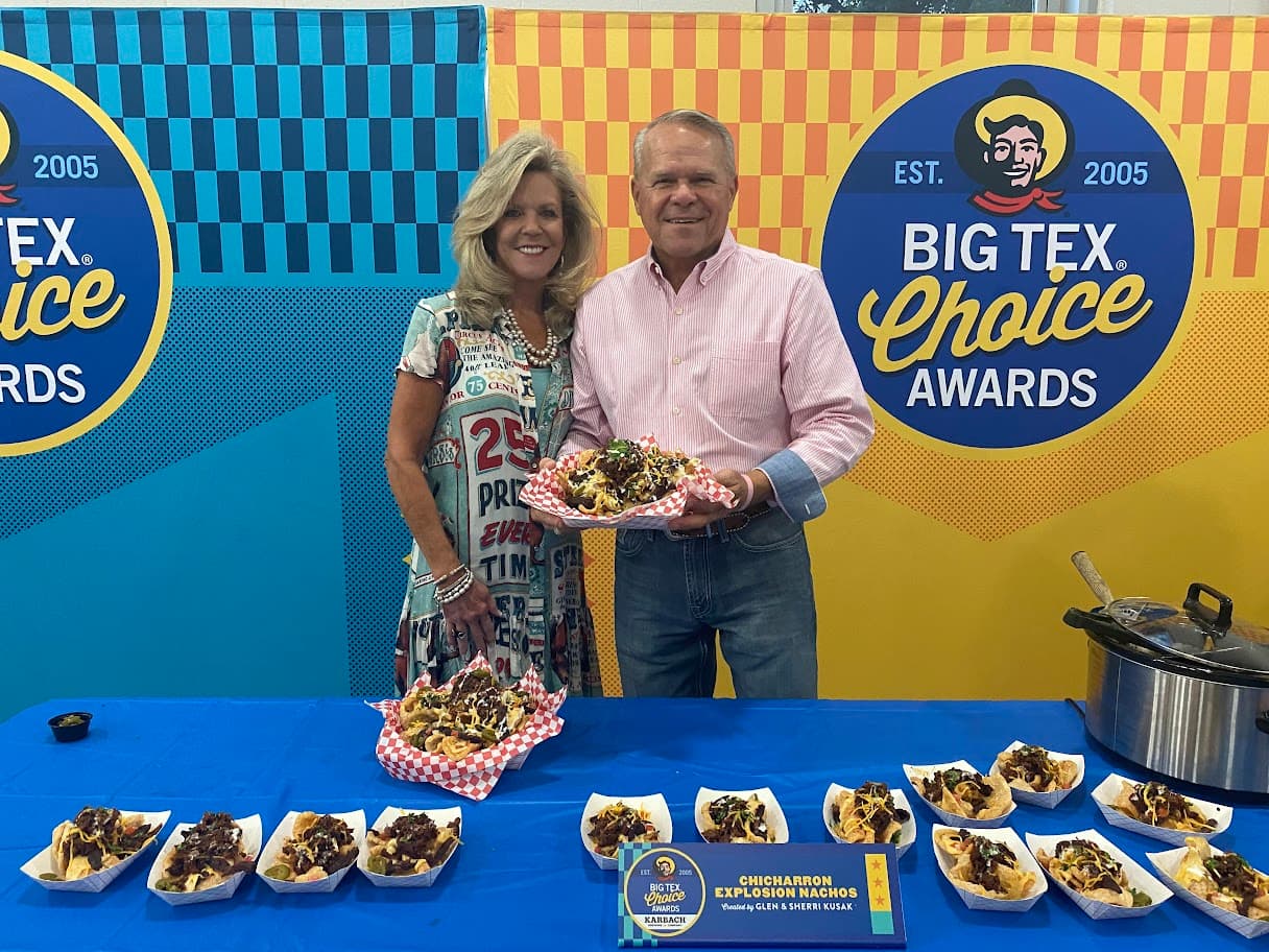 Entre los platillos se encuentra 
<b>Chicharron Explosion Nachos: </b>Son cortezas de cerdo frescas, que se sazonan con condimento cajún y se cubren con fajita de res ahumada y se cubren con queso. La explosión está rematada con sabrosa carne de res picada a la barbacoa.