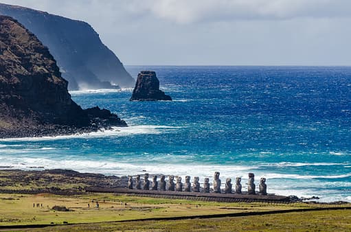 <b>Isla de Pascua, Chile.-</b> Esta isla es uno de los principales destinos turísticos del país debido a su belleza natural y su misteriosa cultura ancestral de la etnia rapanui. Su característica más notable son sus casi 900 estatuas moai diseminadas a lo largo de la costa. De acuerdo con Fanthorpe, visitar este lugar te dará una "experiencia única en la vida".