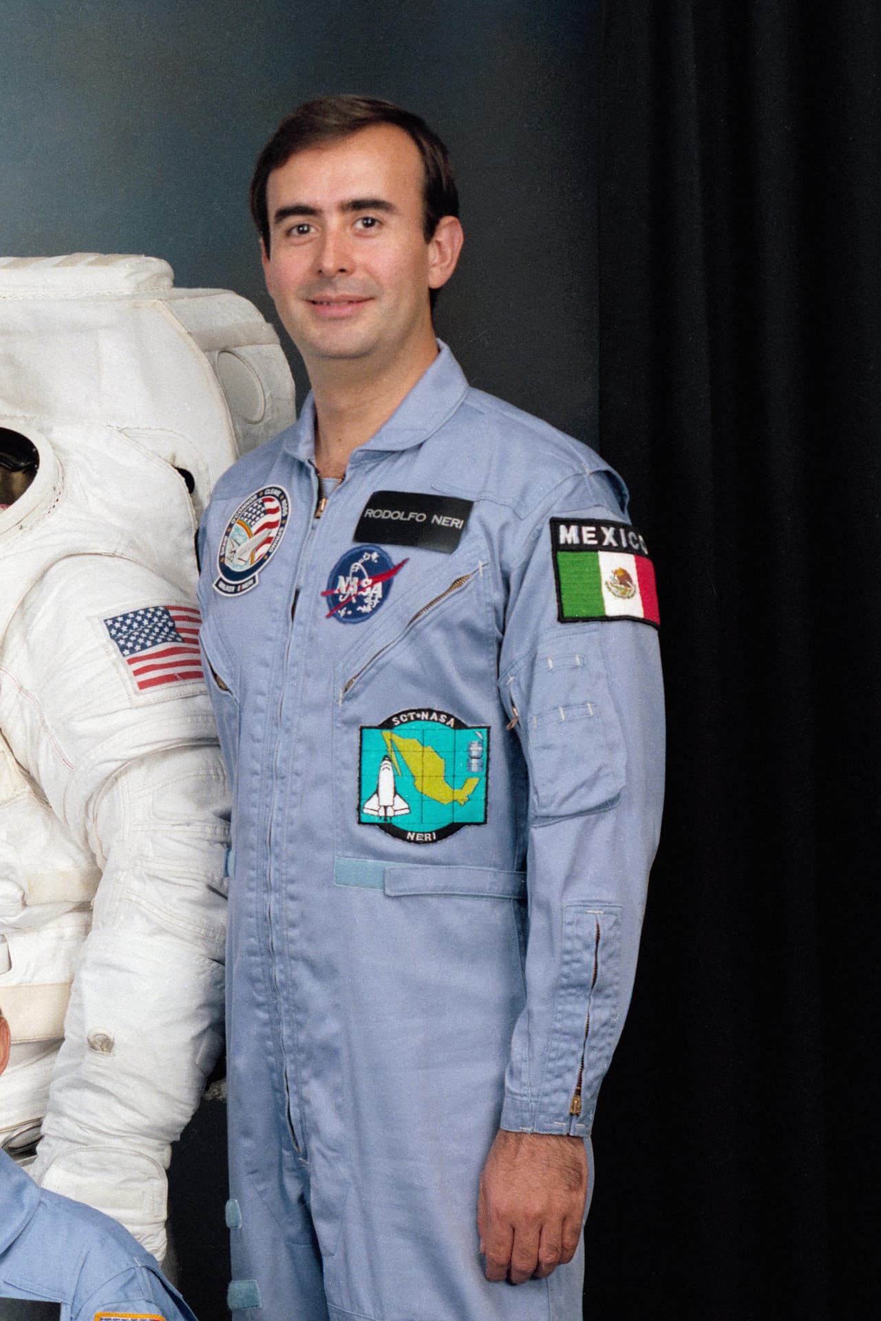 Rodolfo Neri Vela nació en México en 1952. Fue parte de la misión STS-61-B en 1985. Ha trabajado como investigador de tiempo completo en el departamento de Ingeniería Eléctrica de la Facultad de Ingeniería de la Universidad Nacional Autónoma de México.