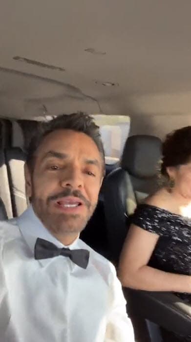 La pareja estaba feliz desde que iba camino a la ceremonia, en donde ya aguardaban otras celebridades. 
<br>