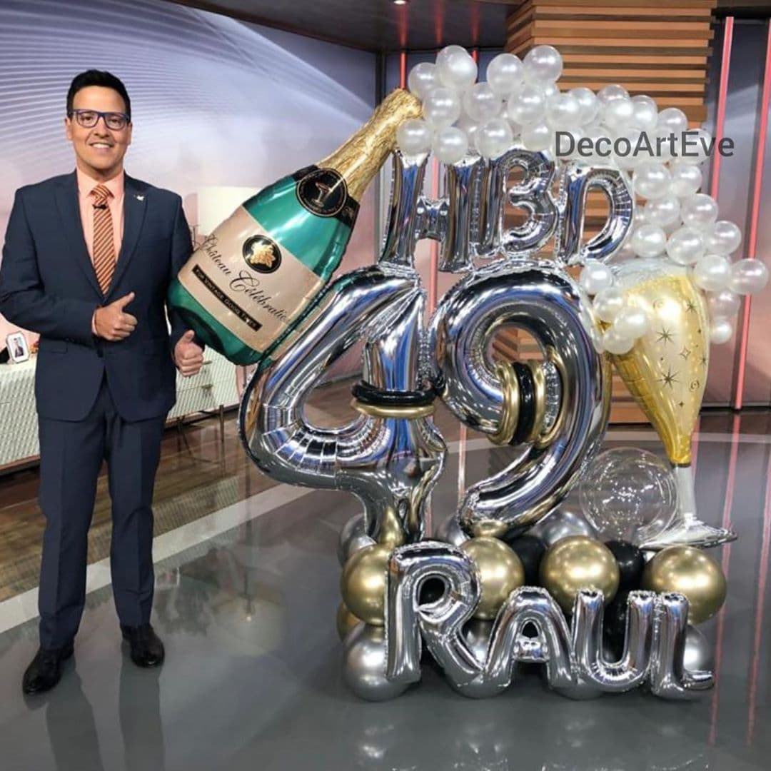 Esta mañana celebramos junto a Raúl sus últimos cuarenta con un bello arreglo de globos personalizado.