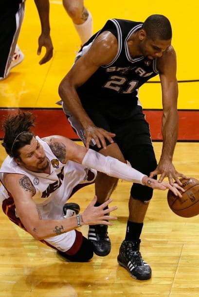 Habrá séptimo juego entre los Spurs y los Heat (30 fotos) ¡Locura total! Un juego electrizante, inolvidable, donde ambos equipos dieron una demostración inolvidable en el American Airlines Arena, manteniendo en vilo a los fanáticos en San Antonio y en Miami, primero durante los 48 minutos regulares y después en los 5 minutos de OT. .Tim Duncan, con una clásica demostración durante todo el partido, anotó más tantos en la primera mitad que la combinación de los 3 de Miami, Wade-James-Bosh 25/21, facilitando que los Spurs dominaran al Heat hasta comenzar el cuarto período, cuando Miami llevo a cabo un cambio de jugadores. Cuando solo faltaban 5 segundos para coronarse campeones los San Antonio Spurs, el incomparable Ray Allen empató el partido con un tiro de 3 puntos, forzando el OT. Con 1:43 en el reloj, LeBron James (triple/doble, 32 puntos, 11 asistencias y 10 rebotes) encaramó al Heat 101-100, y al concluir el OT, de nuevo Allen realizó una formidable jugada defensiva, dando dos puntos más al Heat, que terminó, a pesar de los umpires y para desconcierto de los comentaristas que daban el cetro a San Antonio, 103-101 sobre los Spurs. .