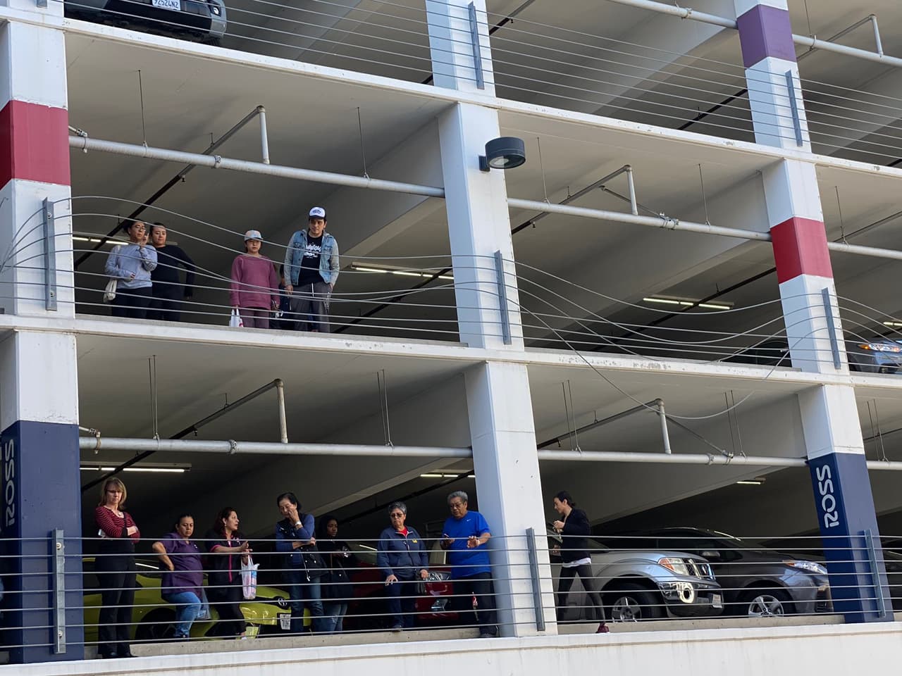 Los equipos de bomberos recibieron una llamada de que dos pacientes quedaron atrapados en el automóvil, según Nicholas Prange, del Departamento de Bomberos de Los Ángeles.