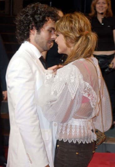Otra que desfiló muy enamorada fue
<b>Paulina Rubio</b>. Corría el año 2004 cuando la 'Chica Dorada' gritaba a los cuatro vientos su relación con
<b>José María Torre</b>.