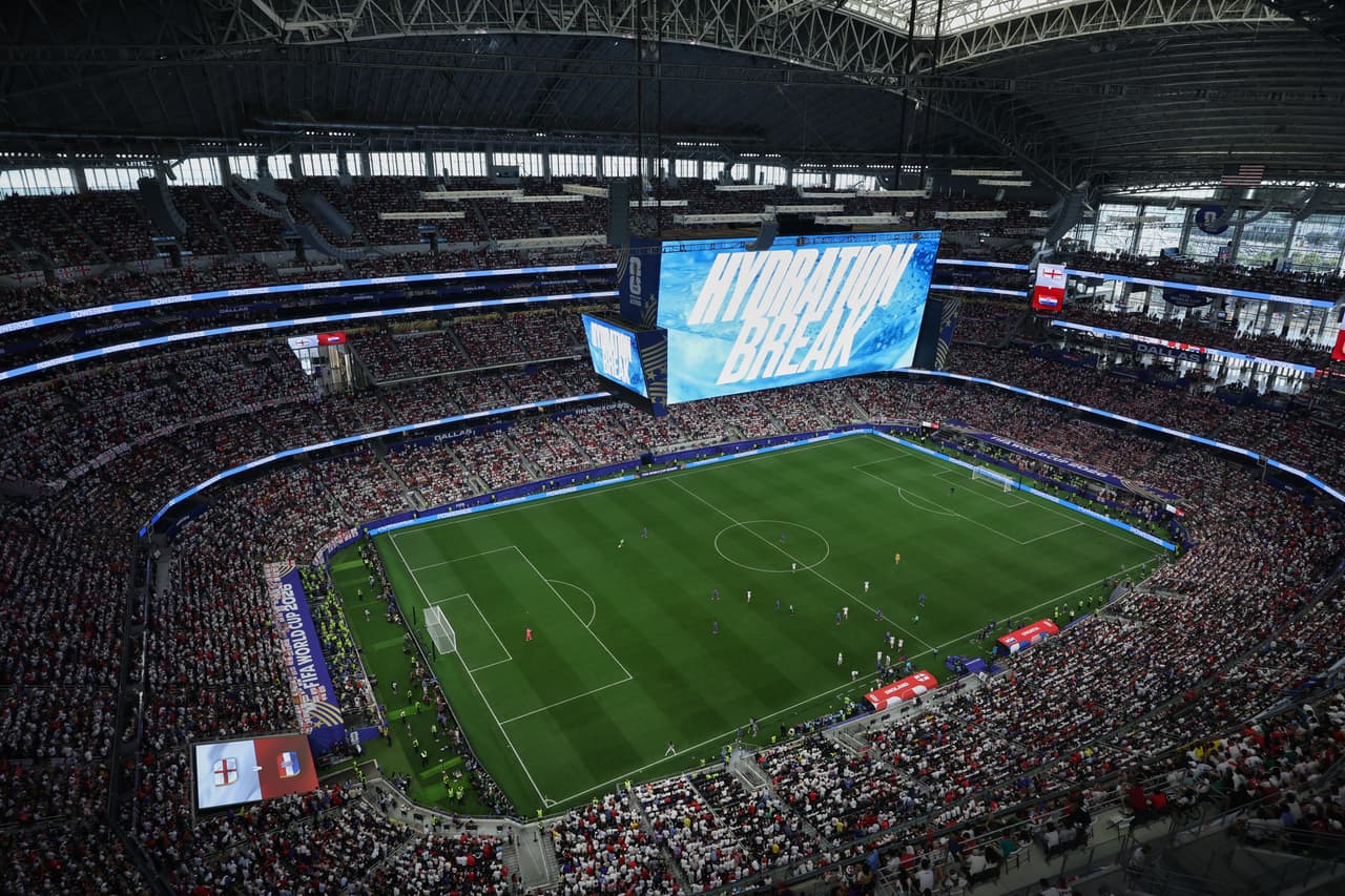 Los jugadores hacen una pausa para hidratarse durante el partido de fútbol del Grupo L de la Copa del Mundo entre Inglaterra y Croacia en Arlington, Texas.