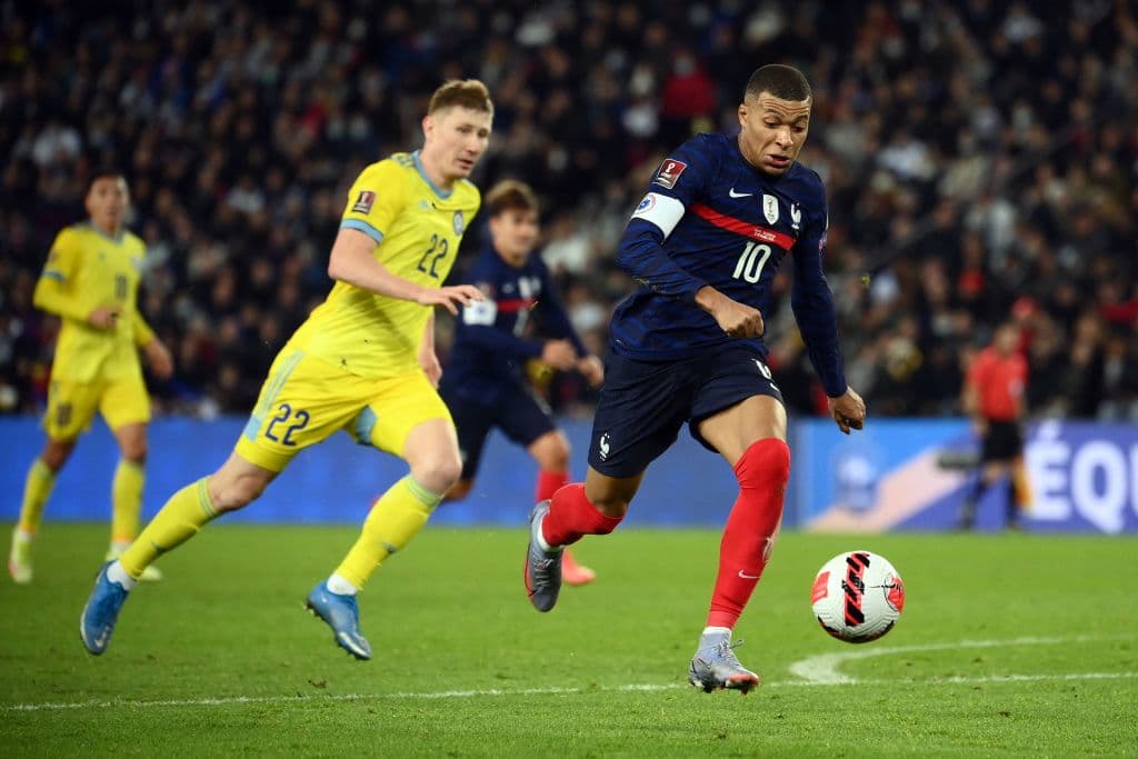 Kylian Mbappé se luce con cuatro goles en la goleada 8-0 de Francia sobre Kazajistán.