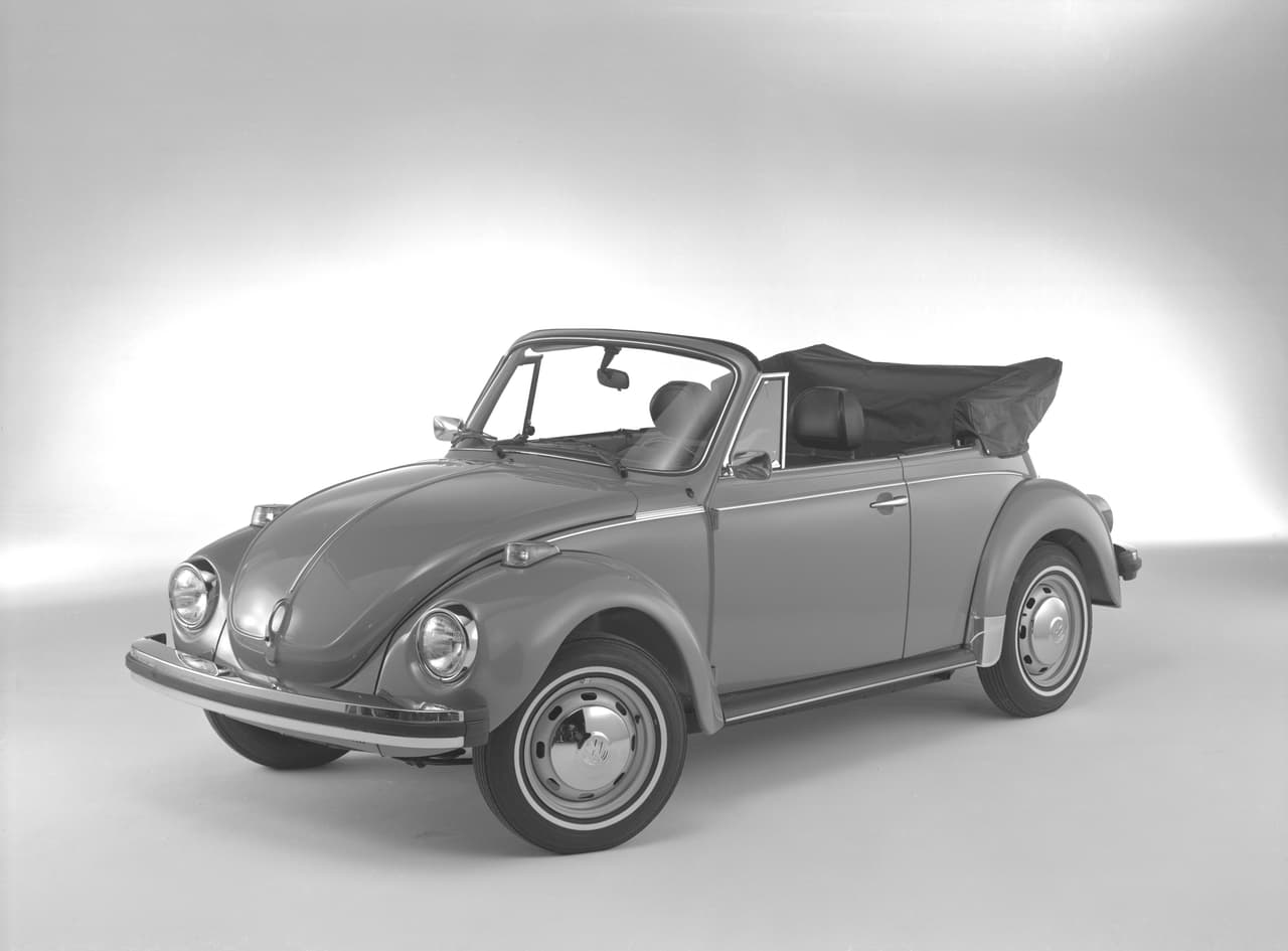 El Volkswagen Beetle convertible es hoy una pieza de colección a la vez que es un vehículo con un manejo sorprendentemente simple y agradable.