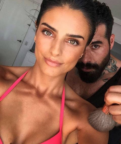 Por su parte, Aislinn ha construido su carrera actoral en cine y algunas series de televisión como: 'Hazlo como hombre' (2017), 'Macho' (2016), 'A la mala' (2015), 'Héroes del Norte' (2014), 'Mujeres asesinas 3' (2010), 'Derbez en cuando' (1999).
<br>