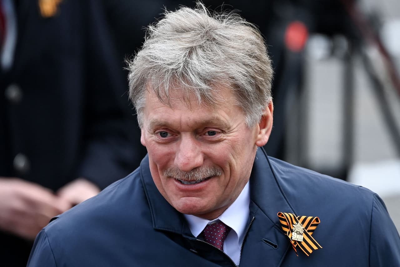 <b>El portavoz del Kremlin, Dmitry Peskov.</b> Consultado por la agencia AP sobre los los rumores de movilización a gran escala podrían empañar el ambiente del Día de la Victoria, Peskov respondió el viernes que "nada ensombrecería" el "día sagrado, más importante" para los rusos.
<br>