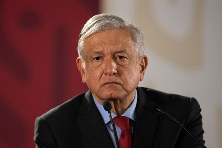 Después de 20 días, el presidente 
<a href="https://www.univision.com/shows/el-gordo-y-la-flaca/amlo-reacciona-a-la-peticion-de-yadhira-carrillo-para-que-le-ayude-en-el-caso-de-su-esposo-juan-collado-video" target="_blank">respondió a la petición</a> de la actriz en exclusiva para El Gordo y La Flaca: "No me meto yo en eso, eso tiene que ver con la Fiscalía General de la República", y al preguntarle si recibiría a Yadhira para tratar el tema, el mandatario respondió: "No me corresponde".