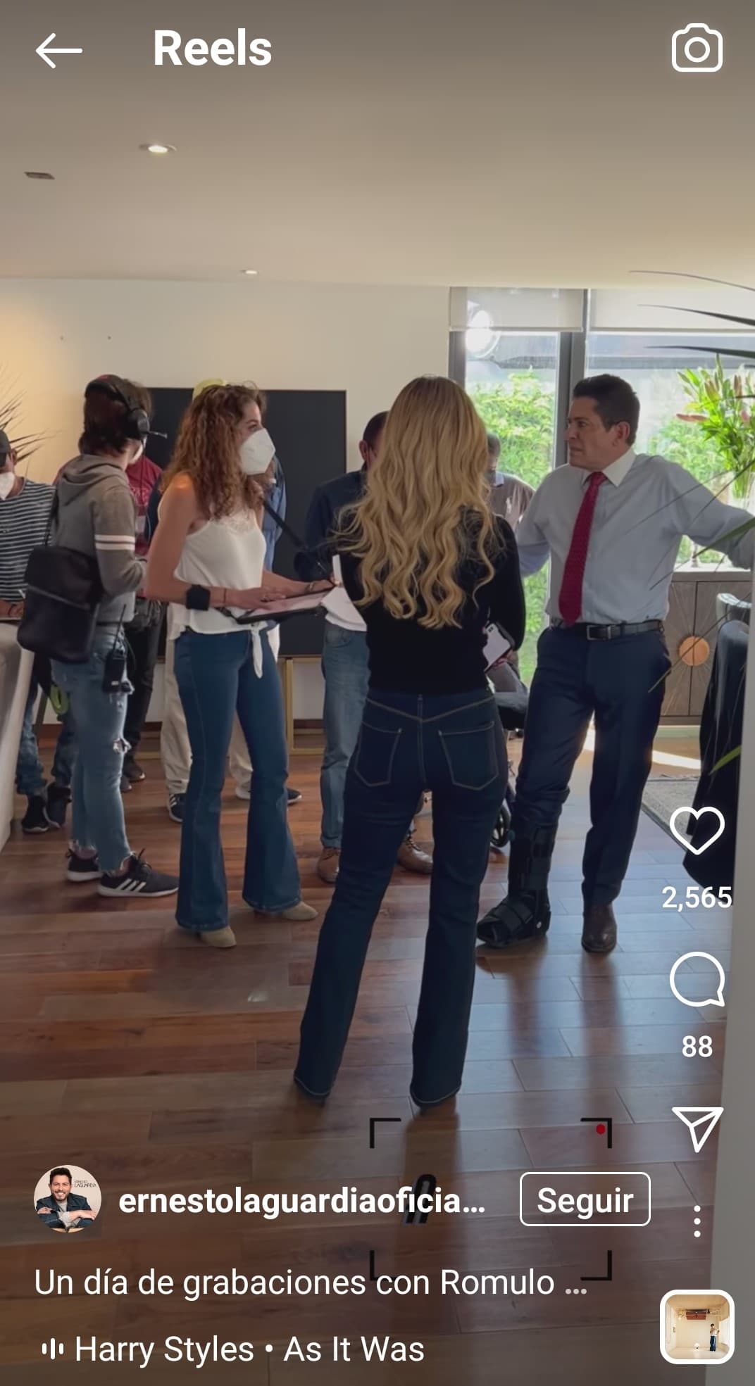 En esa ocasión señaló que estaba usando unos zapatos nuevos que eran parte del vestuario de su personaje de Rómulo Ancira. "Traía unos zapatos nuevos del personaje y sin darme cuenta pasan los accidentes en un segundo”, relató.