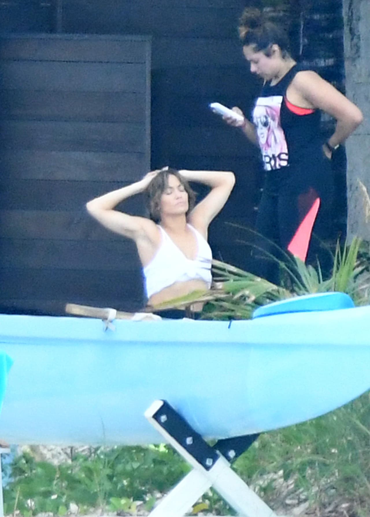Jennifer Lopez muestra su abdomen mientras trabajaba por segundo día consecutivo mientras estaba de vacaciones con su nuevo novio Alex Rodríguez en Bakers Bay Golf & Ocean Club en las Bahamas.
