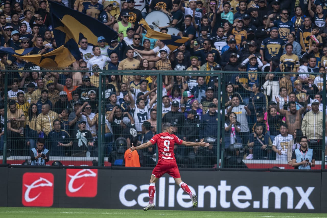 ¡Gol de ‘vestidor’! Emanuel Gigliotti aprovechó un error de los defensores universitarios para marcar el primer gol del partido al segundo 20.