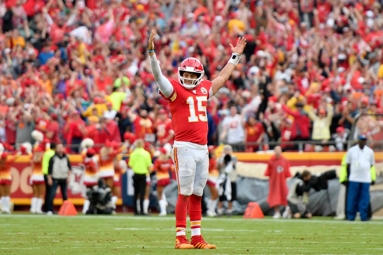 Mahomes está regresando de una lesión que lo ha orillado a perderse gran parte de la presente Temporada 100 de la NFL. Pero en la actualidad, sin duda, está catalogado a encabezar la nueva era de los quarterbacks y puede ser quien cambie el destino de la franquicia de los Kansas City Chiefs.