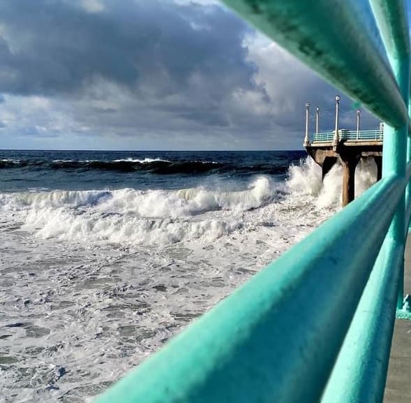 Olas golpean el muelle de Manhattan Beach