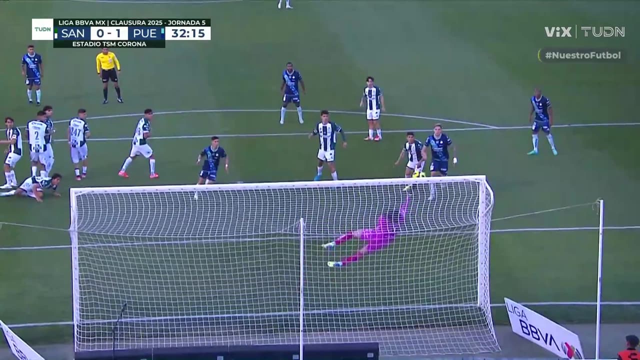 ¡Atajada enorme de Acevedo! Se luce para evitar el segundo gol del Puebla