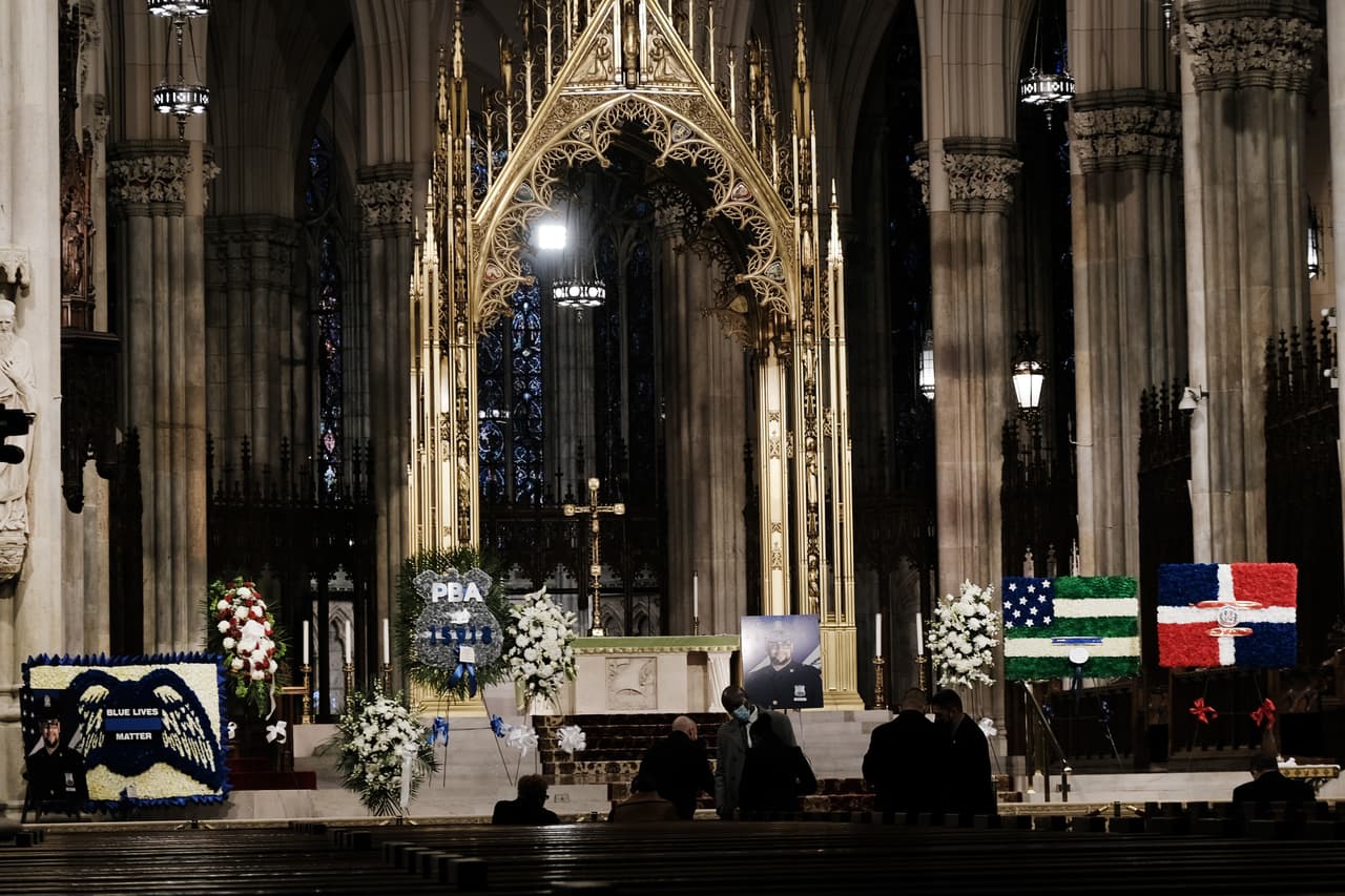 “Por elegir una vida de servicio. Por sacrificar su vida para proteger a los demás. Por dar vida a través de la donación de órganos”.
<br>