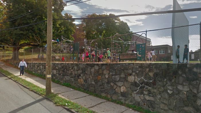 Vista del patio de una de las escuelas cerradas, la Intermedia Washington Irving en Sleepy Hollow.