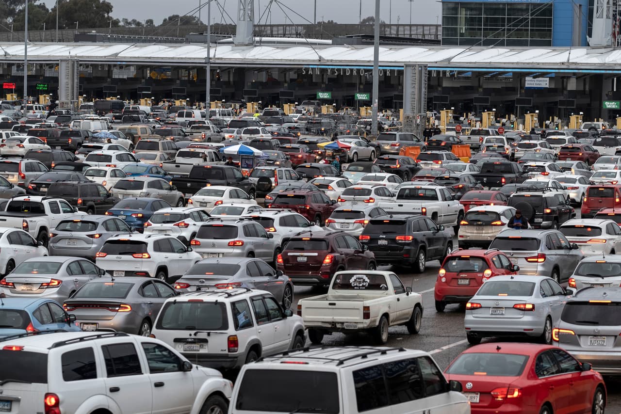 Miles de vehículos hacían fila en la garita de San Ysidro poco después de que el gobierno de EEUU anunció el cierre parcial de la frontera por el brotel del coronavirus.