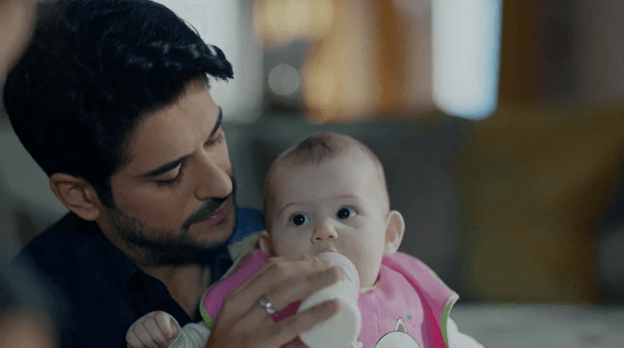 Su nombre en la telenovela fue Deniz Soydere y se ha ganado al público de Univision con su carisma.