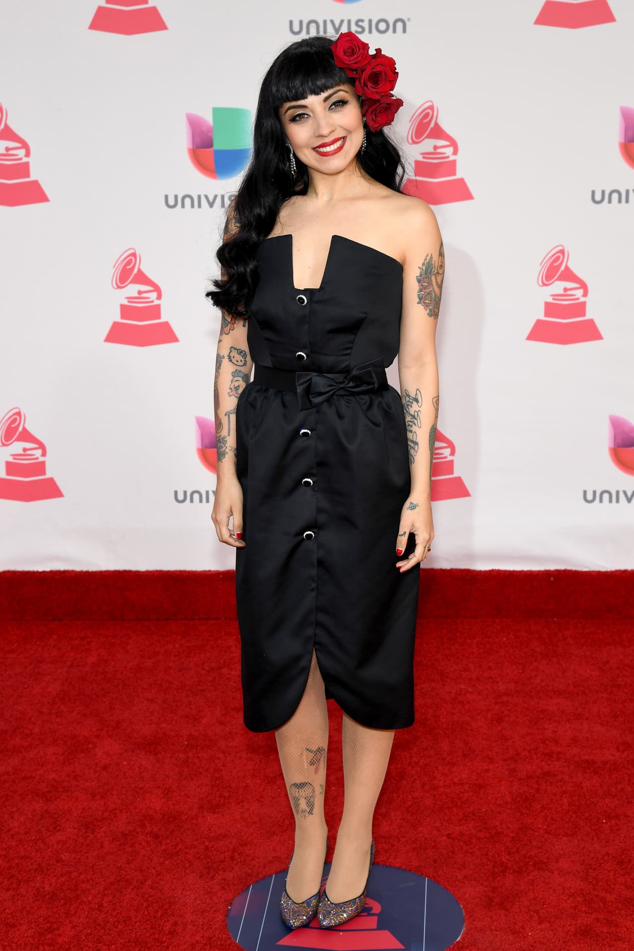 Mon Laferte lució auténtica y muy fiel a su estilo. Con rosas en el pelo y su vestido tipo años 50 evocó una verdadera 
<i>pin up girl</i>, lástima que su traje no haya sido más largo para que se ajustara a las demandas del 
<i>dress code </i>del evento.