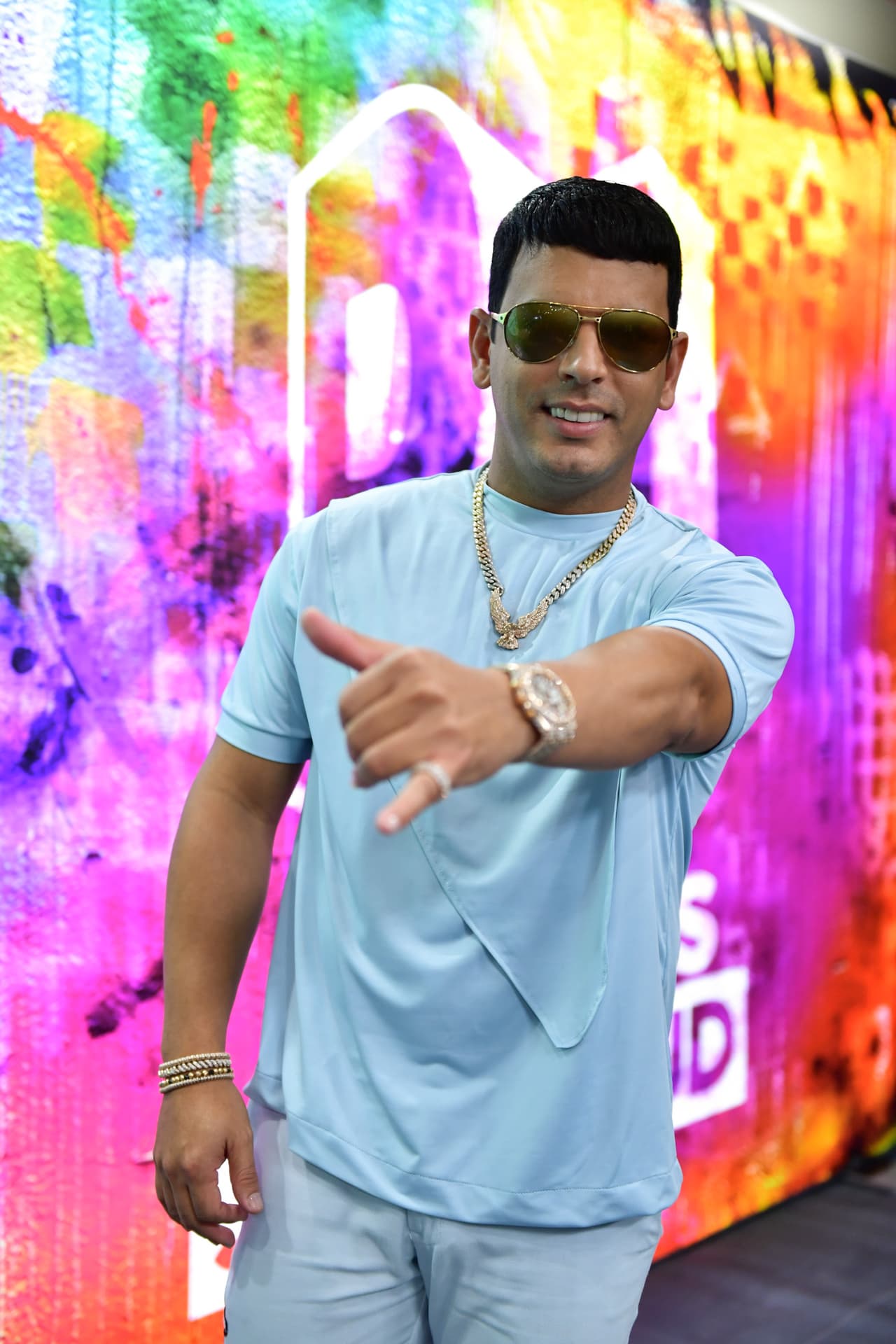 Para completar su atuendo
<i> bling bling</i>, el cantante escogió un águila dorada que portaba como dije. Esta es su ave favorita: "Me encanta su poderío, su belleza, su temple y su capacidad de renovación".